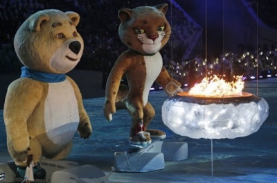 Video: Gấu Bắc Cực rơi lệ thổi tắt ngọn đuốc Olympic Sochi 2014